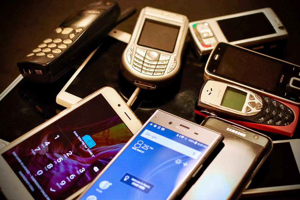 Read more about the article Get rid of old phones: Dispose, resell, refurbish?